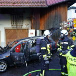 Gemeldet wurde am Donnerstagvormittag um kurz vor 8 Uhr ein PKW-Brand in Haslach-Bollenbach. Eine riesige Rauchsäule war von weitem aus zu sehen und der Brand drohte auf das nebenan stehende Bauernhaus überzugreifen. Die Feuerwehr konnte durch schnelles Eingreifen Schlimmeres verhindern. Der Hauseigentümer und dessen Vater, die bei ersten Löschmaßnahmen Rauchgase eingeatmet haben, wurden dem Rettungsdienst übergeben.
 

Wir haben den O-Ton mit Boris Schmid, Einsatzleiter Feuerwehr Haslach:
"Wir sind im Ortsteil Bollenbach in der Dorfstraße. Hier wurde ein Fahrzeugbrand gemeldet unter einem Carport. Und daraufhin sind wir natürlich hier ausgerückt. Schon frühzeitig konnten wir eine Lage auf Sicht geben. Also von Haslach hat man schon gesehen, dass hier Brandereignis stattfindet. Und dementsprechend haben wir auch großzügig nochmal die Feuerwehr im ganzen Spektrum anfahren lassen.

Also es war eine Riesenrauchsäule über Bollenbach zu sehen und dementsprechend war zu vermuten, dass das eine größere Geschichte ist und zum guten Glück hat es sich dann wirklich nur um ein Fahrzeugbrand gehandelt, das wohl unter dem Dach gestanden ist eines landwirtschaftlichen Gebäudes. Wir konnten das Feuer aber Gott sei Dank einfangen, sodass kein größerer Schaden am Gebäude entstanden ist.

Hier vor Ort im Moment sind wir bei Nachlöscharbeiten. Das Feuer ist unter Kontrolle. Wir sind eigentlich schon wieder am Rückbau und konnten ein schlimmeres Brandereignis verhindern. Das Auto ist natürlich total schaden, aber die Familie kann weiterhin im Haus wohnen und das ist natürlich super.

Wir haben zwei Personen am Rettungsdienst übergeben, der Hauseigentümer und dessen Vater, die bei Löschmaßnahmen Rauchgase eingeatmet haben. Und die wurden einfach mit Verdacht auf Rauchgas-Intox dem Rettungsdienst übergeben und werden jetzt in dem Moment begutachtet und wird geschaut, ob die wirklich Schaden davon getragen haben."

Wir haben die Bilder:


	Ausgebrannter PKW aus verschiedenen Perspektiven
	Atemschutzträger am Auto
	Drehleiter im Einsatz
	Schwarze Brandfläche an der Wand des Bauernhauses
	Landwirtschaftliches Gebäude
	Zwei Rettungswagen vor Ort



Achtung: Kennzeichen (an der Hauswand liegend) bitte pixeln !!