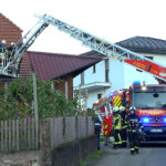 Gemeldet wurde am Donnerstagvormittag um kurz vor 8 Uhr ein PKW-Brand in Haslach-Bollenbach. Eine riesige Rauchsäule war von weitem aus zu sehen und der Brand drohte auf das nebenan stehende Bauernhaus überzugreifen. Die Feuerwehr konnte durch schnelles Eingreifen Schlimmeres verhindern. Der Hauseigentümer und dessen Vater, die bei ersten Löschmaßnahmen Rauchgase eingeatmet haben, wurden dem Rettungsdienst übergeben.
 

Wir haben den O-Ton mit Boris Schmid, Einsatzleiter Feuerwehr Haslach:
"Wir sind im Ortsteil Bollenbach in der Dorfstraße. Hier wurde ein Fahrzeugbrand gemeldet unter einem Carport. Und daraufhin sind wir natürlich hier ausgerückt. Schon frühzeitig konnten wir eine Lage auf Sicht geben. Also von Haslach hat man schon gesehen, dass hier Brandereignis stattfindet. Und dementsprechend haben wir auch großzügig nochmal die Feuerwehr im ganzen Spektrum anfahren lassen.

Also es war eine Riesenrauchsäule über Bollenbach zu sehen und dementsprechend war zu vermuten, dass das eine größere Geschichte ist und zum guten Glück hat es sich dann wirklich nur um ein Fahrzeugbrand gehandelt, das wohl unter dem Dach gestanden ist eines landwirtschaftlichen Gebäudes. Wir konnten das Feuer aber Gott sei Dank einfangen, sodass kein größerer Schaden am Gebäude entstanden ist.

Hier vor Ort im Moment sind wir bei Nachlöscharbeiten. Das Feuer ist unter Kontrolle. Wir sind eigentlich schon wieder am Rückbau und konnten ein schlimmeres Brandereignis verhindern. Das Auto ist natürlich total schaden, aber die Familie kann weiterhin im Haus wohnen und das ist natürlich super.

Wir haben zwei Personen am Rettungsdienst übergeben, der Hauseigentümer und dessen Vater, die bei Löschmaßnahmen Rauchgase eingeatmet haben. Und die wurden einfach mit Verdacht auf Rauchgas-Intox dem Rettungsdienst übergeben und werden jetzt in dem Moment begutachtet und wird geschaut, ob die wirklich Schaden davon getragen haben."

Wir haben die Bilder:


	Ausgebrannter PKW aus verschiedenen Perspektiven
	Atemschutzträger am Auto
	Drehleiter im Einsatz
	Schwarze Brandfläche an der Wand des Bauernhauses
	Landwirtschaftliches Gebäude
	Zwei Rettungswagen vor Ort



Achtung: Kennzeichen (an der Hauswand liegend) bitte pixeln !!